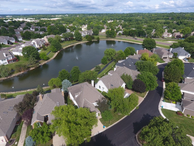 Bird's-eye view of Hawthorne Place community with lake